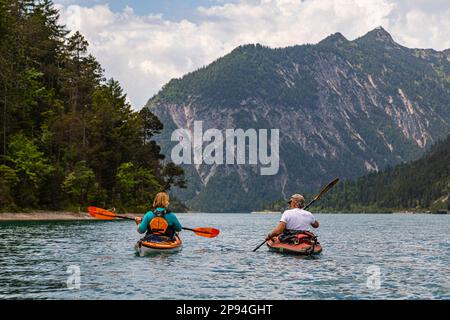 Kajakfahrer auf dem Heiterwanger See. Stockfoto