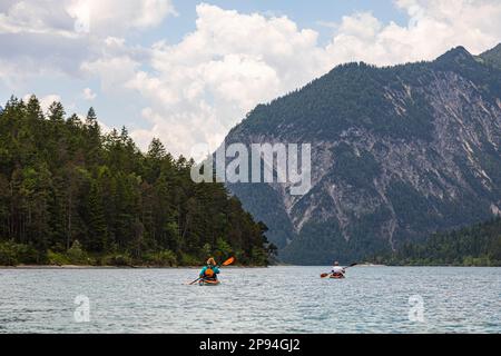 Kajakfahrer auf dem Heiterwanger See. Stockfoto
