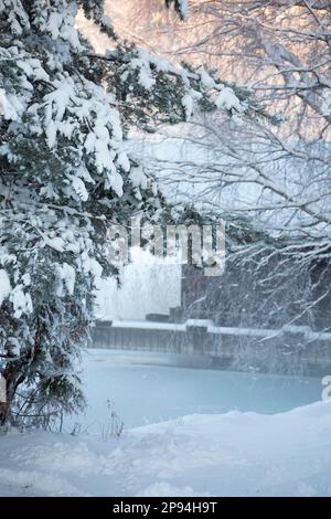 Wintertag, Eisnebel über dem gefrorenen See, Bootshaus dahinter, Finnland Stockfoto