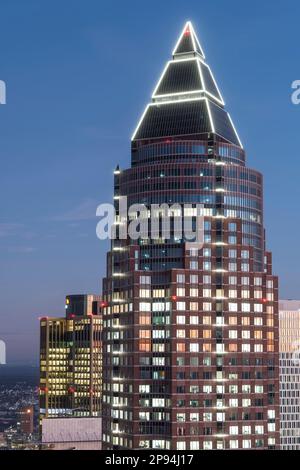 Frankfurt am Main, Hessen, Deutschland, Europa, Blick auf die Frankfurter Skyline mit dem Frankfurter Messeturm und Westend. Stockfoto