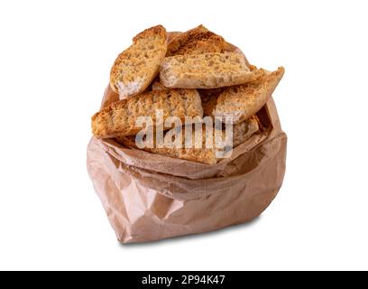 Brotcroutons in brauner Papiertüte, isoliert auf weiß, mit Clipping-Pfad im Lieferumfang enthalten Stockfoto