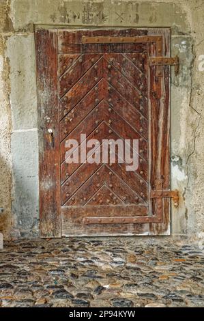 Eine antike Holztür mit aufwendigen Schnitzereien Stockfoto