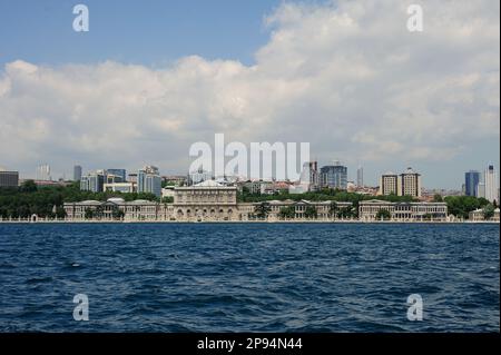 Panaromatischer Blick auf den dolmabahce-Palast von den Seiten des bosporus Stockfoto