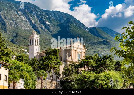 Kirche Santo Stefano, zurück Monte Baldo, Malcesine, Gardasee, Italien, Europa Stockfoto