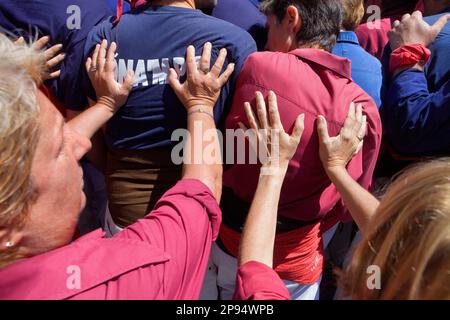 Casors de Lleida und Capgrossos de Mataro.'Castellers' Gebäude menschlicher Turm, eine katalanische Tradition. Santa Anna Platz. Mataro. Provinz Barcelona, Spa Stockfoto