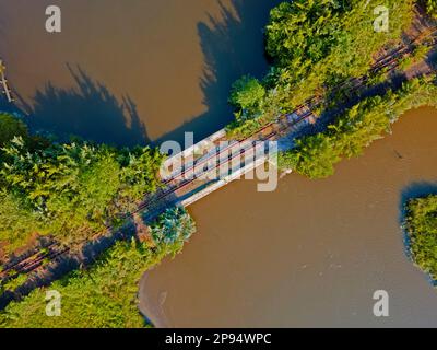 Verlassene Shore Line Tressel & Marsh Stockfoto