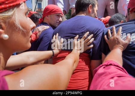 Casors de Lleida und Capgrossos de Mataro.'Castellers' Gebäude menschlicher Turm, eine katalanische Tradition. Santa Anna Platz. Mataro. Provinz Barcelona, Spa Stockfoto