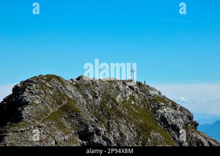 Blick vom Gipfel der Upsspitze mit (2332m) nach Daniel (2340m), dem höchsten Gipfel der Ammergaualpen, Lermoos, Zugspitzarena, Tirol, Österreich Stockfoto