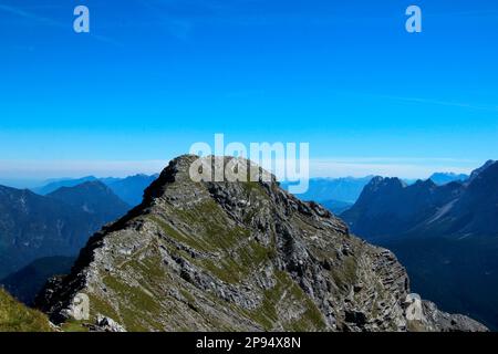 Blick vom Gipfel der Upsspitze mit (2332m) nach Daniel (2340m), dem höchsten Gipfel der Ammergaualpen, Lermoos, Zugspitzarena, Tirol, Österreich Stockfoto