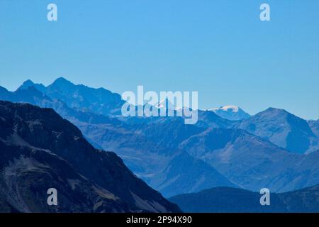 Blick vom Gipfel des Daniel (2340m), dem höchsten Gipfel der Ammergaualpen, auf die gletscherbedeckten benachbarten Gipfel, Lermoos, Zugspitzarena, Tirol, Österreich Stockfoto