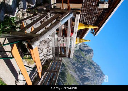 DAV-Hüttenterrasse der Coburger-Hütte über dem Seebensee Ehrwald, Biertische, Bierbank, Tirol, Österreich Stockfoto