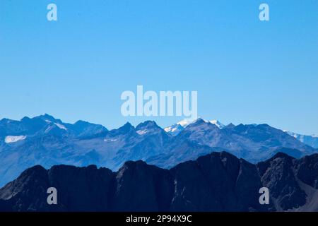 Blick vom Gipfel des Daniel (2340m), dem höchsten Gipfel der Ammergaualpen, auf die gletscherbedeckten benachbarten Gipfel, Lermoos, Zugspitzarena, Tirol, Österreich Stockfoto