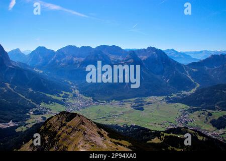 Blick vom Gipfel von Daniel (2340m), auf Ehrwald und die Mieminger Berg Kette verließ die hohe Munde, in der Mitte der Hochplattig (2768m) Lermoos, Zugspitzarena, Tirol, Österreich Stockfoto