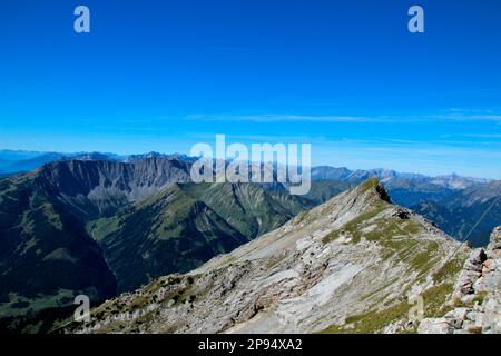 Blick vom Gipfel des Daniel (2340m), dem höchsten Gipfel der Ammergaualpen, zum benachbarten Gipfel der Upsspitze mit (2332m), Lermoos, Zugspitzarena, Tirol, Österreich Stockfoto