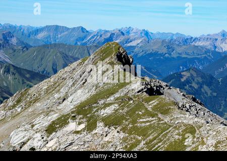 Blick vom Gipfel des Daniel (2340m), dem höchsten Gipfel der Ammergaualpen, zum benachbarten Gipfel der Upsspitze mit (2332m), Lermoos, Zugspitzarena, Tirol, Österreich Stockfoto