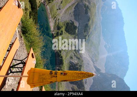 Blick von der Coburger Hütte, DAV Hütte, auf den Drachensee, Ehrwald, Biertische, Bierbank, Sonnenschirm, Mieminger-Kette, Tirol, Österreich Stockfoto