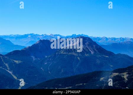 Blick vom Gipfel Daniel (2340m), links im Vordergrund die Handschuhspitze rechts davon Wannig (2493m), Lermoos, Zugspitzarena, Tirol, Österreich Stockfoto