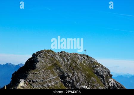 Blick vom Gipfel von Daniel (2340m), dem höchsten Gipfel der Ammergaualpen, Lermoos, Zugspitzarena, Tirol, Österreich Stockfoto