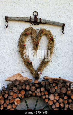 Herz, Holz, Wagenrad, Dekoration auf der Eppzirler Alm, bei Scharnitz, Giessenbach, Karwendel, Tirol, Österreich Stockfoto