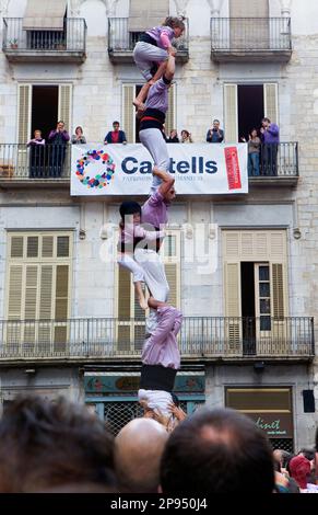 Minyons de Terrassa.'Castellers' Gebäude menschlicher Turm, eine katalanische Tradition. Feuer i festes de Sant Narcis. Placala del VI. Girona. Spanien Stockfoto