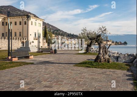 Salò. Italien - 02-11-2023: Die wunderschöne Promonade am See von Salò Stockfoto