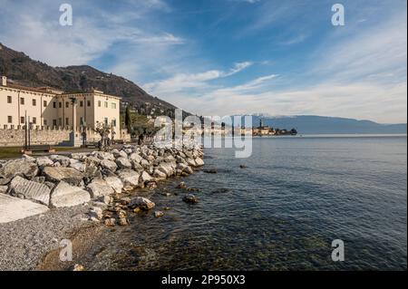 Salò. Italien - 02-11-2023: Die wunderschöne Promonade am See von Salò Stockfoto