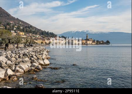 Salò. Italien - 02-11-2023: Die wunderschöne Promonade am See von Salò Stockfoto