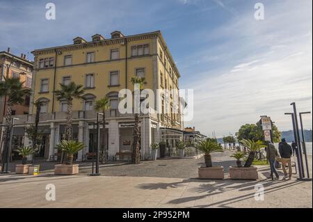 Salò. Italien - 02-11-2023: Die wunderschöne Promenade am See in Salò Stockfoto