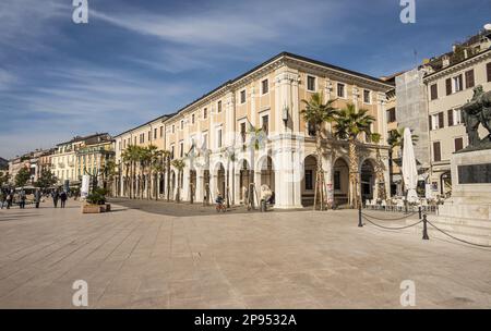 Salò. Italien - 02-11-2023: Die wunderschöne Promenade am See in Salò Stockfoto