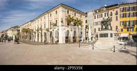 Salò. Italien - 02-11-2023: Die wunderschöne Promenade am See in Salò Stockfoto