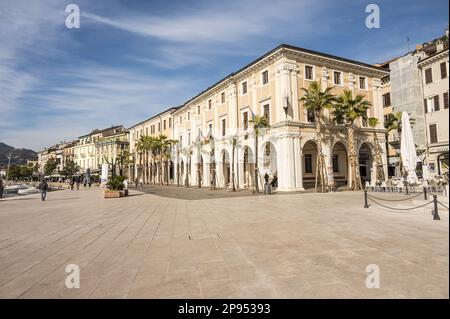 Salò. Italien - 02-11-2023: Die wunderschöne Promenade am See in Salò Stockfoto