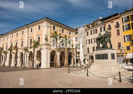 Salò. Italien - 02-11-2023: Die wunderschöne Promenade am See in Salò Stockfoto