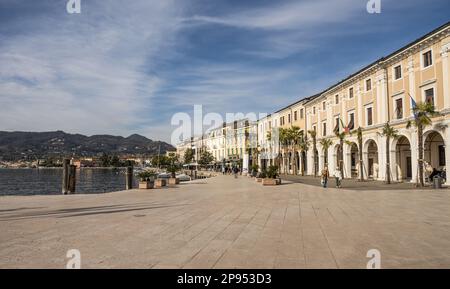 Salò. Italien - 02-11-2023: Die wunderschöne Promenade am See in Salò Stockfoto