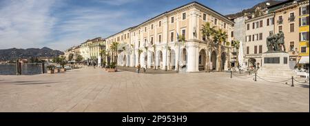 Salò. Italien - 02-11-2023: Die wunderschöne Promenade am See in Salò Stockfoto