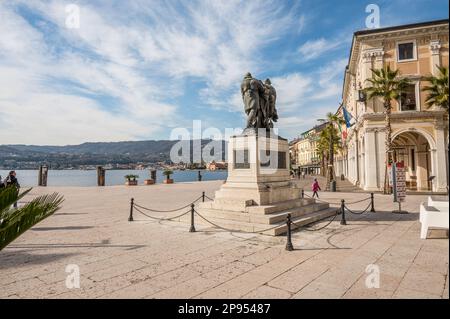 Salò. Italien - 02-11-2023: Die wunderschöne Promenade am See in Salò Stockfoto