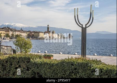 Salò. Italien - 02-11-2023: Die wunderschöne Promenade am See in Salò Stockfoto