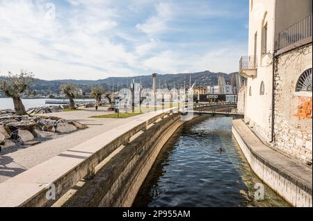 Salò. Italien - 02-11-2023: Die wunderschöne Promenade am See in Salò Stockfoto