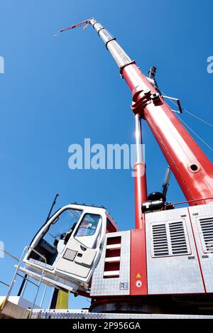 Automatischer hydraulischer Hubkran auf Himmelshintergrund Stockfoto