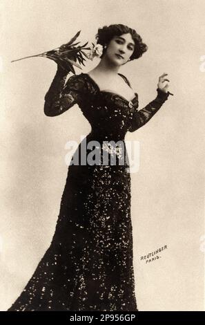 1900 Ca , FRANKREICH : die berühmte Opernsängerin und Tänzerin Demi-mondaine der pariser Belle Epoque LA BELLE OTERO ( Agustina Otero Iglesias , 1868 - 1965 ) , als sie Tänzerin im Les Folies Bergeres in Paris war . Foto: Reutlinger , Paris . - CORTIGIANA - BALLERINA - TÄNZER - BALLETT - BALLETTO - DANZA - TANZ - Bijoux - Perlen - perla - perle - Orecchino - Orecchini - Eaarings - Ohrentropfen - Juwelen - Schmuck - gioielli - gioiello - musa --- Archivio GBB Stockfoto