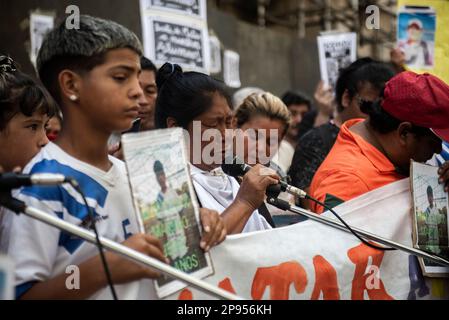 Rosario, Argentinien. 10. März 2023. Ana Gerez, Tante des erschossen elfjährigen Maximo Gerez, bricht in Tränen zusammen, während sie bei einer Kundgebung spricht. Die Demonstranten forderten eine Untersuchung des Falls und ein Ende der Gewalt. Mindestens 64 Menschen wurden dieses Jahr in der Heimatstadt des argentinischen Fußballstars Messi getötet. Mehrere Drogenbanden kämpfen um die Kontrolle in der Stadt nordwestlich von Buenos Aires. Kredit: Franco Trovato Fuoco/dpa/Alamy Live News Stockfoto