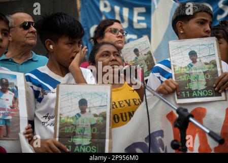 Rosario, Argentinien. 10. März 2023. Ein Junge weint neben Antonia Gerez, Tante des erschossen elfjährigen Maximo Gerez, während einer Kundgebung. Die Demonstranten forderten eine Untersuchung des Falls und ein Ende der Gewalt. Mindestens 64 Menschen wurden dieses Jahr in der Heimatstadt des argentinischen Fußballstars Messi getötet. Mehrere Drogenbanden kämpfen um die Kontrolle in der Stadt nordwestlich von Buenos Aires. Kredit: Franco Trovato Fuoco/dpa/Alamy Live News Stockfoto