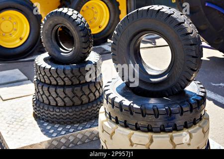 Reifen für Traktorräder auf der Ausstellung Stockfoto