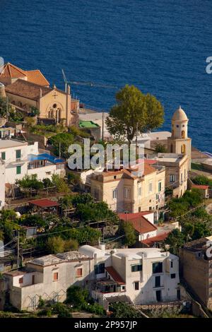 Von Agerola nach Amalfi ist ein steiler Pfad mit Tausenden von Stufen, die sich die Hügel der Küste hinunter in Richtung Amalfi schlängeln. Blick auf das Meer und die Küste. Tyrrhenisches Meer. Campaniaregion. ITALIEN Stockfoto