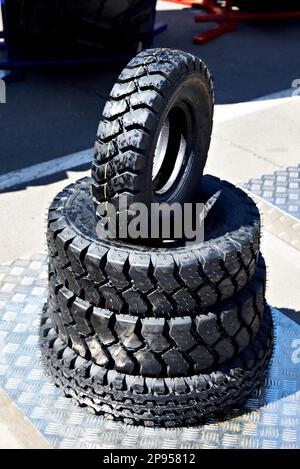 Reifen für Traktorräder auf der Ausstellung Stockfoto