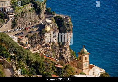 Von Agerola nach Amalfi ist ein steiler Pfad mit Tausenden von Stufen, die sich die Hügel der Küste hinunter in Richtung Amalfi schlängeln. Blick auf das Meer und die Küste. Typische Kirchenarchitektur. Uhrturm/Glockenturm der Kirche St. Michael der Erzengel, Amalfiküste. Chiesa San Michele Arcangelo, Gemeinde Furore. ITALIEN Stockfoto