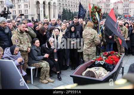 KIEW, UKRAINE - 10. MÄRZ 2023 - die Menschen erweisen dem Hero der Ukraine, Befehlshaber des 1. Mechanisierten Bataillons der 67. Separaten mechanisierten Brigade, Junior Lieutenant Dmytro Kotsiubailo (nom de guerre 'Da Vinci'), die letzte Ehre. Er wurde am 7. März in der Nähe von Bakhmut, Region Donezk, im Maidan Nezalezhnosti zur Gedenkfeier, Kiew, Hauptstadt der Ukraine, getötet. Stockfoto