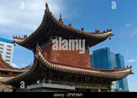 Das moderne Shangri-La Hotel und der traditionelle Choidshin Lama Tempel, Ulanbator, Mongolei Stockfoto