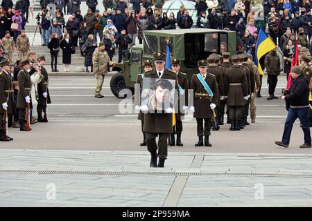 KIEW, UKRAINE - 10. MÄRZ 2023 - der Sarg mit der Leiche des Helden der Ukraine, Befehlshaber des 1. Mechanisierten Bataillons der 67. Separaten mechanisierten Brigade, Junior Lieutenant Dmytro Kotsiubailo (nom de guerre 'Da Vinci'), Er wurde am 7. März in der Nähe von Bakhmut, Region Donezk, im Einsatz getötet und trifft am Maidan Nezalezhnosti zur Gedenkfeier in Kiew, der Hauptstadt der Ukraine, ein. Stockfoto