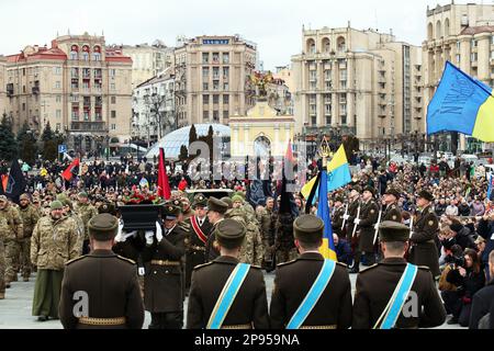 KIEW, UKRAINE - 10. MÄRZ 2023 - der Sarg mit der Leiche des Helden der Ukraine, Befehlshaber des 1. Mechanisierten Bataillons der 67. Separaten mechanisierten Brigade, Junior Lieutenant Dmytro Kotsiubailo (nom de guerre 'Da Vinci'), Er wurde am 7. März in der Nähe von Bakhmut, Region Donezk, im Einsatz getötet und trifft am Maidan Nezalezhnosti zur Gedenkfeier in Kiew, der Hauptstadt der Ukraine, ein. Stockfoto