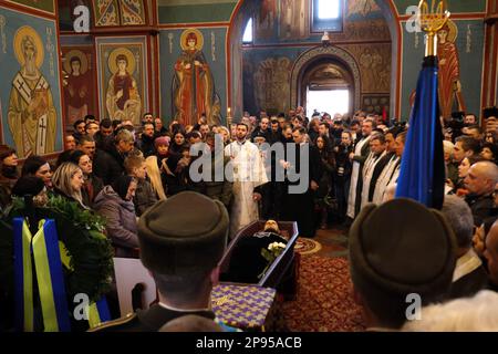 KIEW, UKRAINE - 10. MÄRZ 2023 - Gedenkgottesdienst für den Helden der Ukraine, Befehlshaber des 1. Mechanisierten Bataillons der 67. Separaten mechanisierten Brigade, Junior Lieutenant Dmytro Kotsiubailo (nom de guerre 'Da Vinci'), Der am 7. März in der Nähe von Bakhmut, Donezk, im Einsatz getötet wurde, findet in der goldenen Kuppel des Heiligen Michaels, Kiew, Hauptstadt der Ukraine, statt. Stockfoto